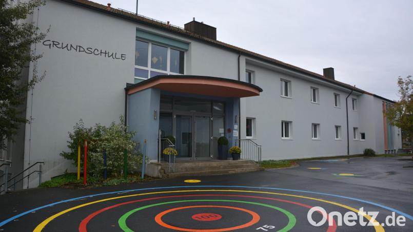 Am Dienstag beginnt auch in Konnersreuth wieder der Unterricht an der Grundschule. Für die ABC-Schützen und deren Eltern gibt es ein besonderes Programm. Archivbild: Josef Rosner