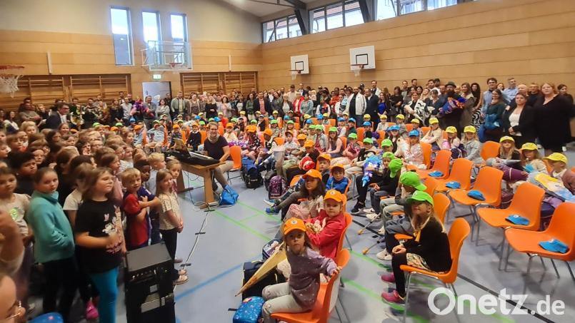 Wenn die Erstklässler zum Start des neuen Schuljahres in der Marien-Grundschule begrüßt werden, ist in der Turnhalle immer mächtig was los – wie hier auf unserem Archivbild von 2024. Archivbild: Armin Aichinger