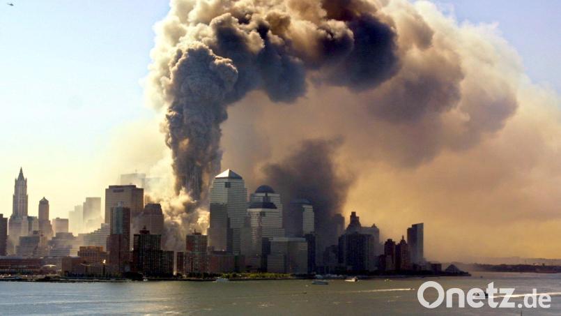 Das Archivbild vom 11. September 2001 zeigt die Südspitze von Manhattan mit den einstürzenden Türmen des World-Trade-Centers in New York. Mehrere tausend Menschen kamen bei dem terroristischen Anschlag ums Leben. Der Gedenktag jährt sich heuer zum 25. Mal. Archivbild: Hubert Boesl/dpa