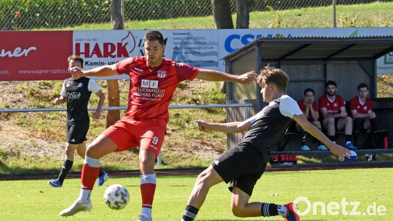 Julian Schindler (links) erzielte beim 2:0-Sieg bei der SpVgg Wiesau (rechts Raphael Schmidt) beide Treffer des TSV Waldershof. Bild: Rudi Gebert