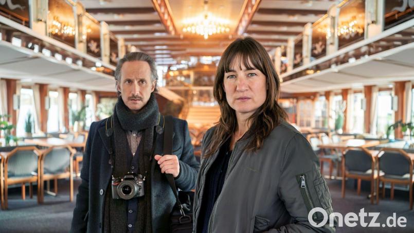 Ferdinand Zankl (l, Michael Ostrowski) und Frederike Bader (Marie Leuenberger) an Bord des verlassenen Ausflugsschiffes. Bild: Daniel Rübesam/ARD/dpa
