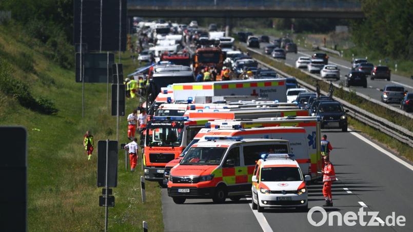 Während der Unfallaufnahme am Sonntag war die Fahrbahn teilweise voll gesperrt. Bild: Markus Zechbauer/zema-medien.de/dpa