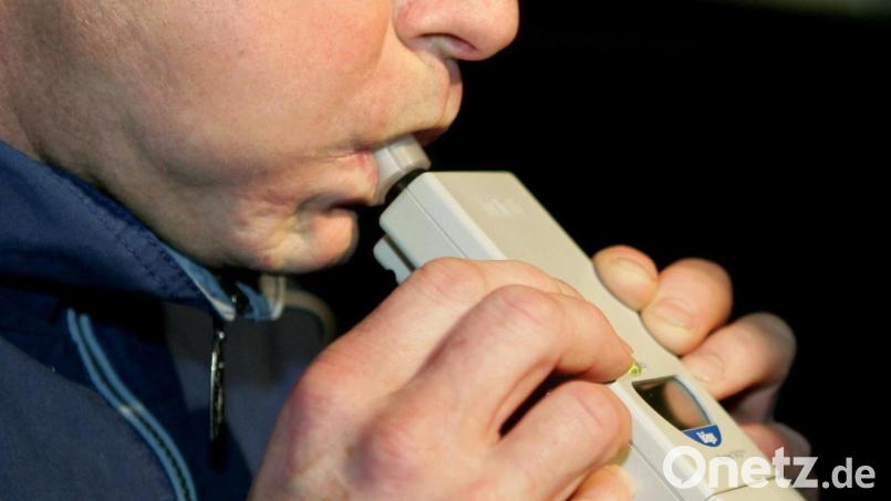 Ein Radfahrer fährt in Auerbach Schlangenlinien und wird von der Polizei gestoppt. Ein Atemalkoholtest zeigt über 2 Promille. Symbolbild: Uli Deck / dpa