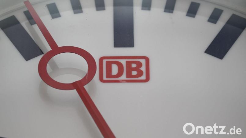 Die Deutsche Bahn konnte sich bei der Pünktlichkeit im August nur leicht verbessern. (Archivbild) Bild: Robert Michael/dpa