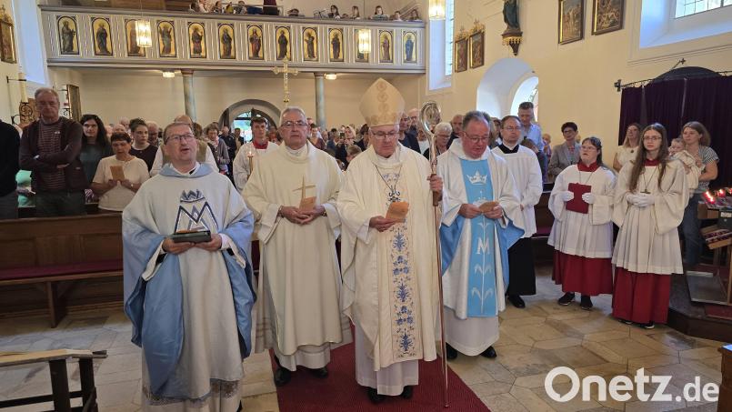 Den Eröffnungsgottesdienst zur diesjährigen Festwoche am Mausberg zelebrierte Diözesanbischof Rudolf Voderholzer (Mitte) zusammen mit Pfarrvikar Christian Preitschaft, Diakon Dieter Gerstacker und Pfarrer Michael Birner (v. l.) in der vollbesetzten Mausbergkirche. Bild: swo