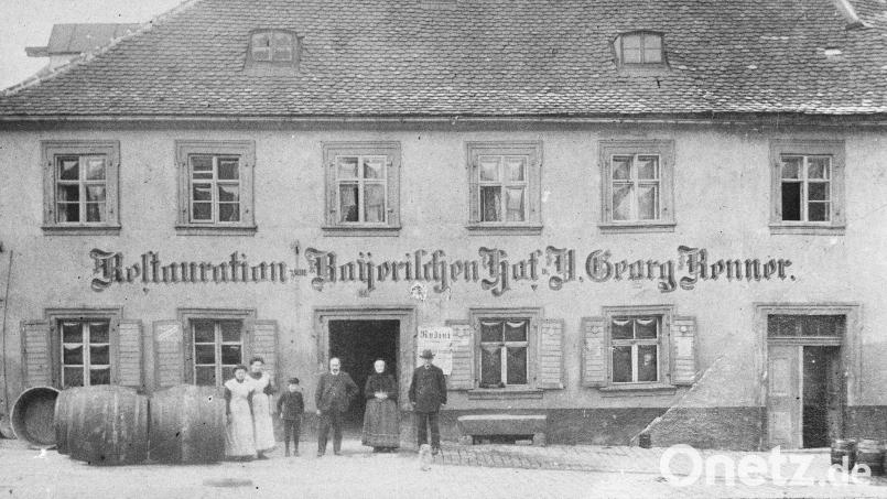 Johann Georg Renner mit seiner Familie. Das Foto stammt aus dem ausgehenden 19. Jahrhundert. Die Fässer links im Bild fassen jeweils 200 Liter. Bild: Archiv Bayerischer Hof