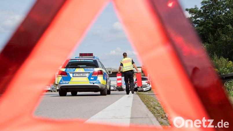 Wegen eines mit bleihaltigen Autobatterien beladenen Gefahrgut-Lkw, dessen Ladung zu kokeln begann, ist es auf der A6 zwischen Alfeld und Sulzbach-Rosenberg zu einem Feuerwehreinsatz gekommen. Symbolbild: Julian Stratenschulte/dpa