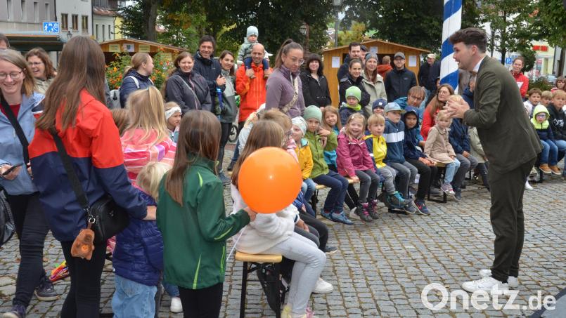 Auch in diesem Jahr wird es beim Familienaktionstag in Vohenstrauß wieder eine Zaubershow und eine Ballonmodellage geben. Archivbild: Elisabeth Dobmayer