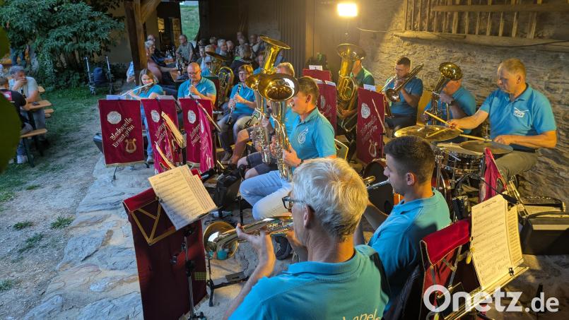 Mit einer öffentlichen Musikprobe im Sengerhof Bad Neualbenreuth hat die Blaskapelle Ernestgrün die Saison beendet. Bild: Paul Zrenner