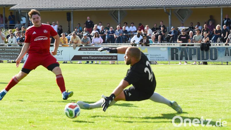 Marcello Siemski (links) erzielt in dieser Szene den Ausgleich zum 1:1. Erbendorfs überragender Torhüter Michael Heisig ist ausnahmsweise machtlos. Bild: Gerhard Büttner