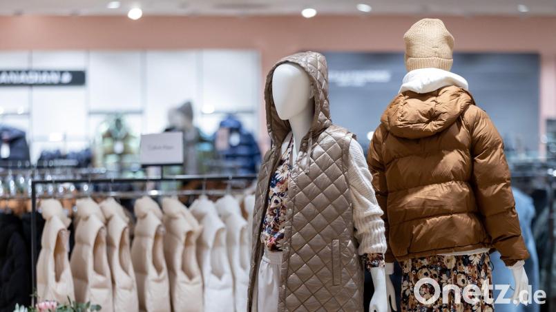 Sind Verkäufer künftig Mangelware in Geschäften? Gerade im Modehandel sind sie aus Sicht von Branchenexperten nach wie vor besonders wichtig. (Symbolbild) Bild: Daniel Karmann/dpa