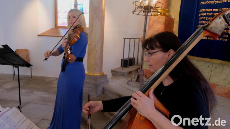 Erstmals gaben sich die beiden Künstlerinnen Jitka Hosprova (links) und Eva Sasinkova in der Flosser Synagoge ein Stelldichein und durften großen Applaus für ihre Darbietungen entgegennehmen. Bild: Fred Lehner