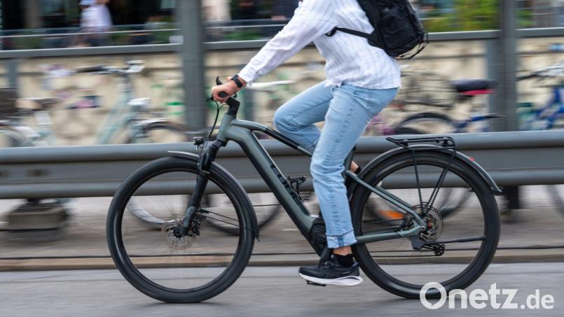In Mitterteich sind zwei Radfahrer bei Unfällen verletzt worden. Einer der Unfälle ereignete sich möglicherweise unter Alkoholeinfluss. Symbolbild: Leonie Asendorpf/dpa