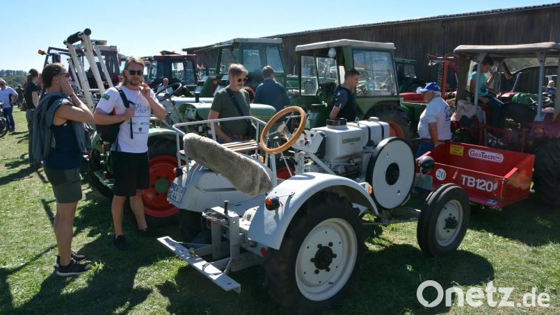 Den Abschluss des Wurzer O’Schnitts bildete am Sonntag eine große Bulldog- und Oldtimerschau. Bild: Josef Rosner