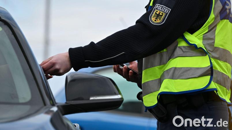 Bei einer Grenzkontrolle ziehen die Beamten den überbesetzten Wagen aus dem Verkehr. (Symbolbild) Bild: Katharina Kausche/dpa