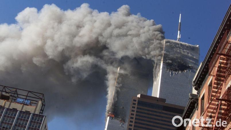 Dichter Rauch steigt am Morgen des 11. September 2001 aus den brennenden Zwillingstürmen des World Trade Centers in New York auf, nachdem entführte Flugzeuge dort eingeschlagen waren. Die Terroranschläge jähren sich heuer zum 25. Mal. Archivbild: Richard Drew