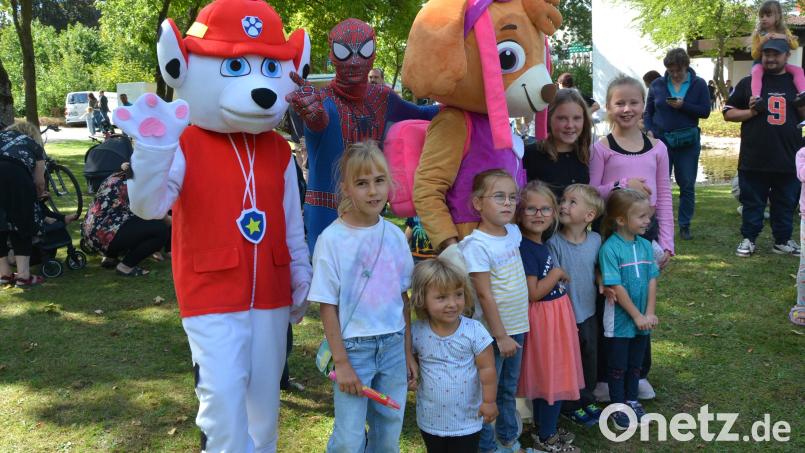 Ein toller Erfolg war am Samstag das Familienfest im Stadtpark Wiendlwiese. Ein Foto mit den drei Stargästen musste sein. Bild: Josef Rosner