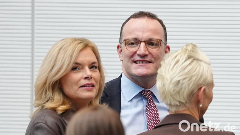 Jens Spahn war bei seiner Rückkehr in die Bundestagsfraktion ein beliebter Gesprächspartner. Bild: Kay Nietfeld/dpa