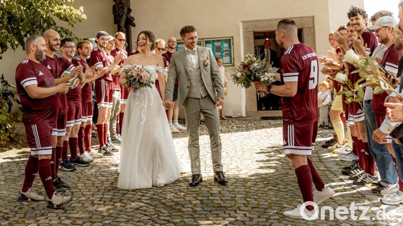 Die Fußballer der DJK Neustadt/WN standen vor der Felixkirche für ihren langjährigen Spieler Felix Staffe und seine Frau Emma Spalier. Bild: Katharina Luber