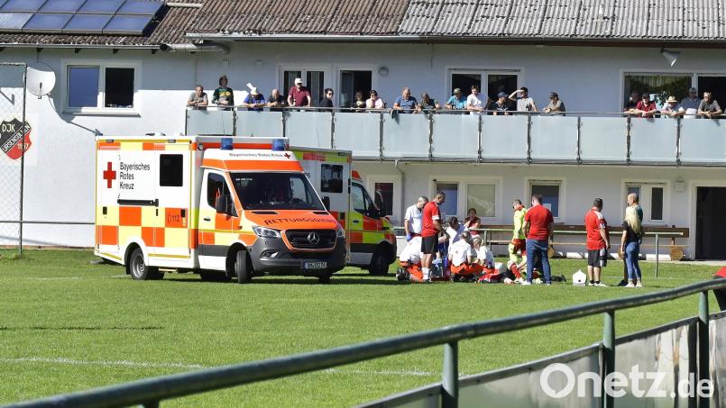 Ein Spieler der DJK Ursensollen und ein Spieler der SpVgg Schirmitz verletzten sich bei einem Zweikampf so schwer, dass sie mit dem Rettungswagen ins Krankenhaus gebracht werden mussten. Bild: Hubert Ziegler
