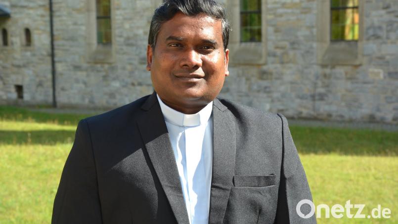 Pater Avinash Joseph ist neuer Pfarrvikar für die Pfarreiengemeinschaft Neusorg-Pullenreuth. Der 39-Jährige ist seit vergangenen Donnerstag im Pfarrhof in Neusorg zu Hause. Bild: Josef Rosner