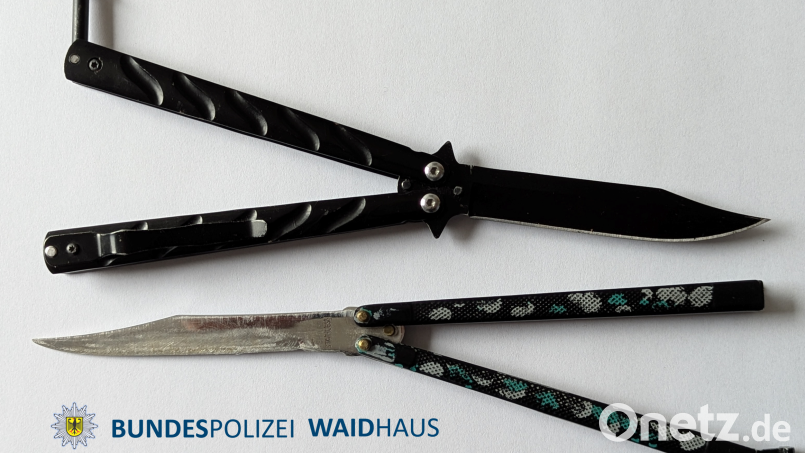 Ein arbeitsreiches Wochenende für die Bundespolizei Waidhaus: Bei Kontrollen wurden zahlreiche verbotene Waffen sichergestellt. Bild: Bundespolizei Waidhaus