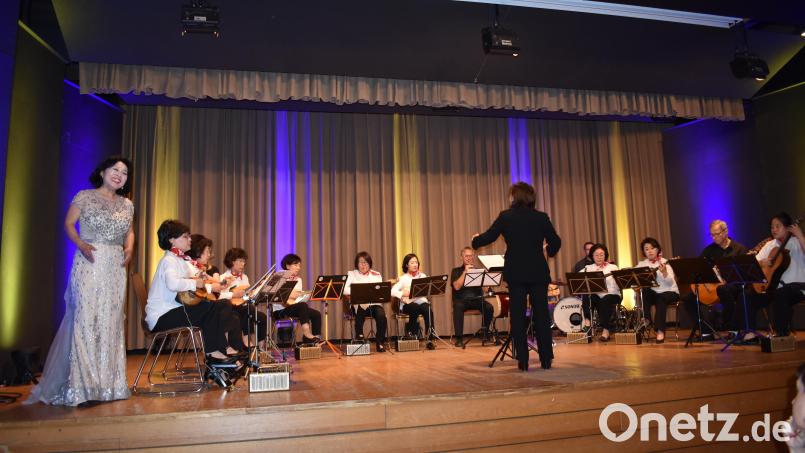 Das Publikum war begeistert vom Konzert des "Benissimo Mandolin Ensembles" aus Südkorea mit ihrer Dirigentin Guk-pyo Lee und der Sopranistin Soyung Yu. Bild: Renate Gradl