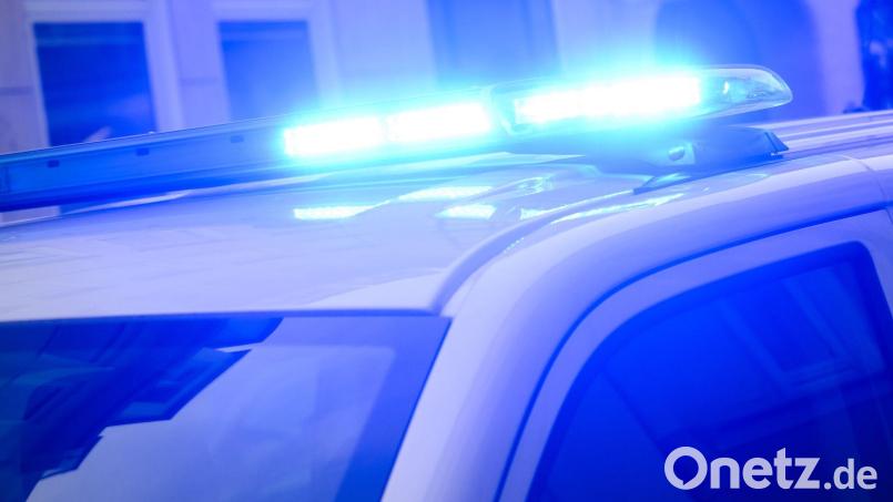 Ein offener Haftbefehl platzt bei einer Grenzkontrolle in Waidhaus auf. Die Fahrerin zahlt noch vor Ort und entgeht der Haft. Symbolbild: Julian Stratenschulte/dpa