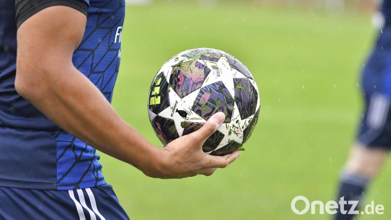 Ein Fußballspiel in Maxhütte-Haidhof endet in einer Auseinandersetzung. Ein Zuschauer greift einen Spieler an. Symbolbild: Hubert Ziegler