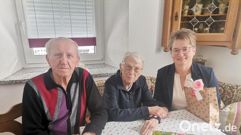 Bürgermeisterin Sonja Meier (rechts) gratulierte Inge Neumann zum 85. Geburtstag. Gemeinsam mit ihrem Ehemann Klaus Neumann lebt die Rentnerin in Winklarn. Bild: Annemarie Mösbauer