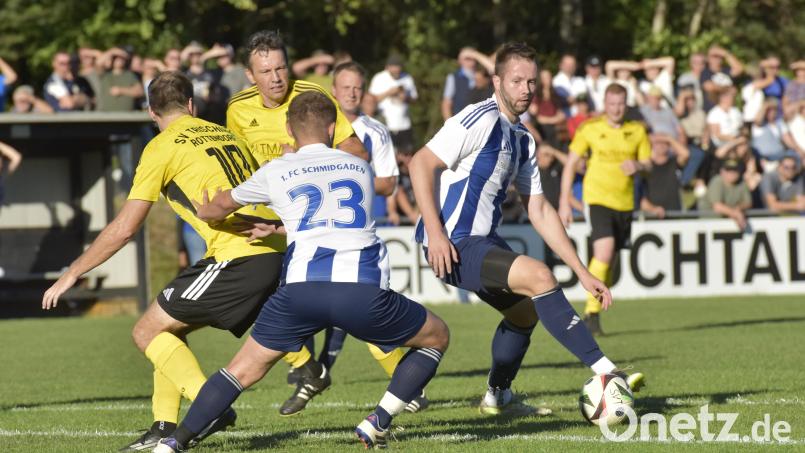 Der Schmidgadener Roman Meier (Nummer 23) erwartet ein Zuspiel von Florian Rewitzer (am Ball). Die Trischinger Thomas Bösl (links) und Johannes Kohl (dahinter im gelben Trikot) kommen zu spät. Bild: Hans Mark