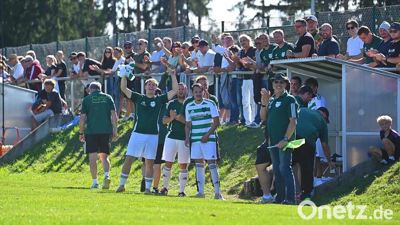 Der SV Pechbrunn (weiß-grüne Trikots) bejubelte am Sonntag einen 1:0-Sieg bei der SG Friedenfels/Fuchsmühl. Bild: Thomas Schrems