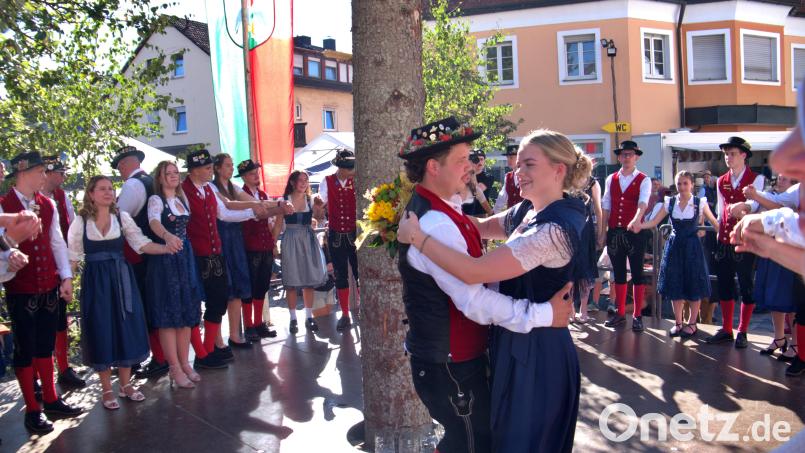 Bereits zum sechsten Mal tanzte das Oberkirwapaar bei der Rosenberger Kirwa mit. Bild: Valerie Preiß