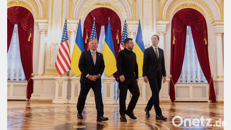 Am Sonntag führten die Gesandten des US-Präsidenten Trump, Jared Kushner (r) und Steve Witkoff Gespräche mit dem ukrainischen Präsidenten Wolodymyr Selenskyj in Kiew. Bild: -/Ukrainian Presidential Press Office/AP/dpa