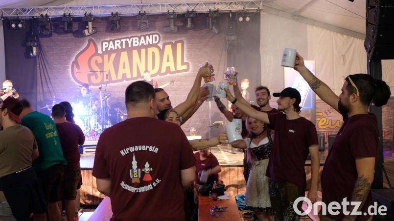 Der Kirwaausklang mit der Partyband "Skandal" ließ noch einmal die Stimmung hochkochen. Bild: mab