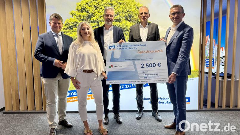 OB Dr. Benjamin Zeitler und Tina Abel-Pschierer von der Seniorenfachstelle freuen sich über den Spendenscheck der Volksbank. Bild: Christina Liedl