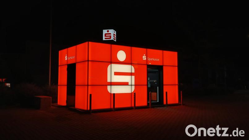 Echter Hingucker: der neue Sparkasse-Pavillon an der Regensburger Straße in Amberg. Aus Sicherheitsgründen ist der rechteckige Würfel nachts beleuchtet - natürlich energiesparend. Gesteuert wird das Licht über eine Dämmerungsschaltung. Bild: Jennifer Battaglia