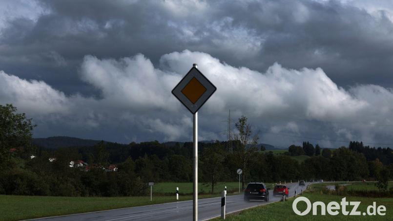 Heute könnte es noch einmal heiß werden, doch für den Mittwoch erwartet der Deutsche Wetterdienst Regen und einen kräftigen Temperatursturz in Bayern. (Symbolbild) Bild: Karl-Josef Hildenbrand/dpa