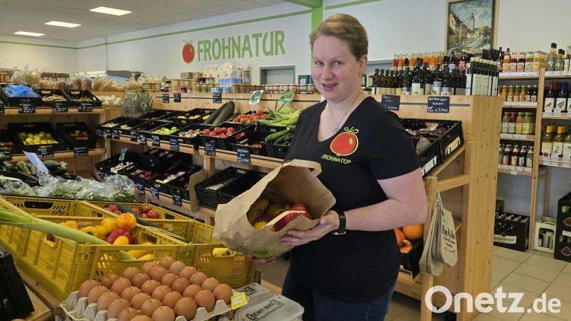 Ramona Ulrich zeigt in ihrem Laden in Tirschenreuth eine Überraschungstüte, wie sie sie regelmäßig auf der Plattform "Too Good To Go" anbietet. Neben Obst und Gemüse können darin auch Backwaren zu finden sein. Immer mittwochs beliefert Ulrich dagegen die Mitterteicher Tafel. Bild: Udo Lanz