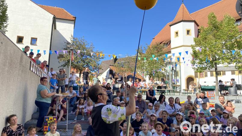 Ein Mini-Bürger-Fest bei bestem Wetter. Trotzdem versuchte Sepp Schabernack bei seinem Auftritt mit einer kleinen Sonne dem großen Himmelskörper Konkurrenz zu machen. Bild: Raphael Haubelt (aub) [Raphael Haubelt] (h.r.-design@t-online.de)