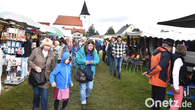 Die Wallfahrtskirche Mariä Namen und der große Kirwamarkt, mit heuer wieder über 100 Anbietern, werden am Wochenende sicher wieder Tausende von Besuchern zur Kirwa nach Trautmannshofen locken. Archivbild: Norbert Weis