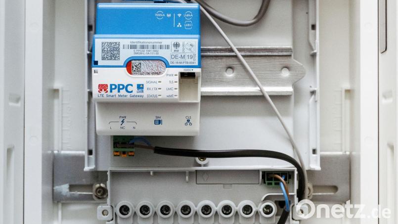 Ein digitaler Stromzähler. Nach Berechnungen von Eon Energie Deutschland und der Forschungsstelle Energiewirtschaft könnten die Bürger viel Geld sparen, wenn sie ihren Stromverbrauch auf günstige Tageszeiten legen. (Symbolbild) Bild: Markus Scholz/dpa/dpa-tmn
