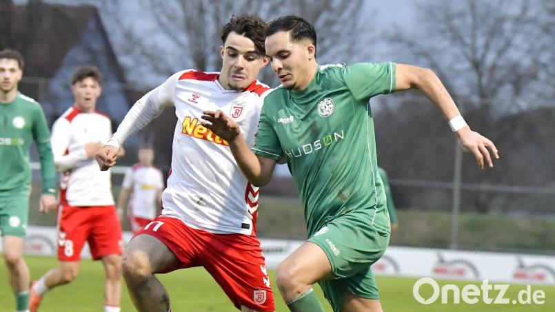 Salah El Berd (rechts) vergangene Saison im Spiel gegen den SSV Jahn Regensburg II. Jetzt spielt der Stürmer in Dubai. Bild: Hubert Ziegler