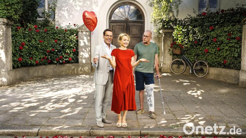 Benno Martius (Tim Bergmann, l.) und Dr. Justus Förster (Heino Ferch, r.) bringen Viola Bergers (Christina Große) Gefühle gehörig in Aufruhr. Bild: Hendrik Heiden/ZDF/dpa