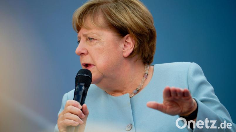 Man mag es kaum glauben: Angela Merkel scrollt manchmal auf Insta. Bild: Henning Kaiser/dpa