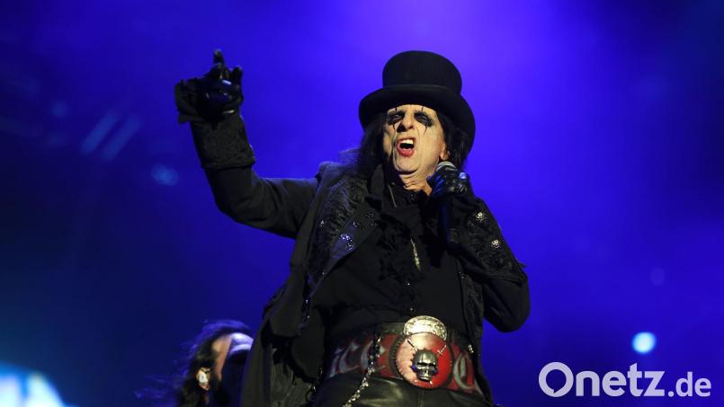 Schockrock-Pionier Alice Cooper glaubt, dass er sein Publikum nur noch mit seinem Alter schocken kann. (Archivbild) Bild: Matthias Bein/dpa