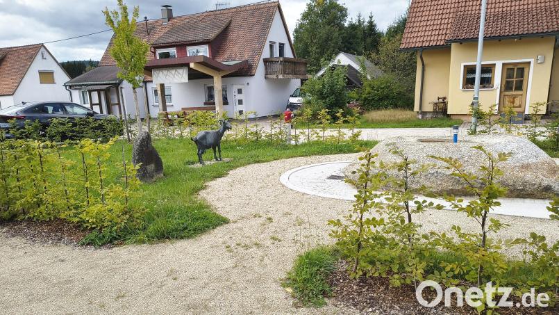 Freundlich und hell zeigt sich der neue Siedlerplatz dem Betrachter. Auch die Ziege, das Symbol der Siedler, steht wieder an alter Stelle. Bild: Bertram Nold