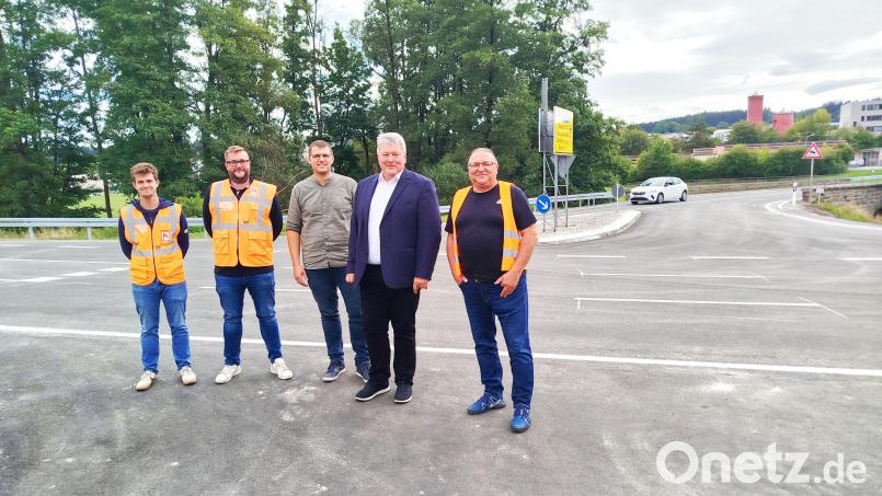 Freude über die abgeschlossene Straßensanierung in Erbendorf: Bauleiter Alexander Reinhold vom Straßenbauamt (von rechts),
Bürgermeister Bernhard Schmidt, Bauamtsleiter Sebastian Kraus sowie Projektleiter Tobias Müller und Bauleiter Louis Holmer vom ausführenden Bauunternehmen Markgraf. Bild: njn