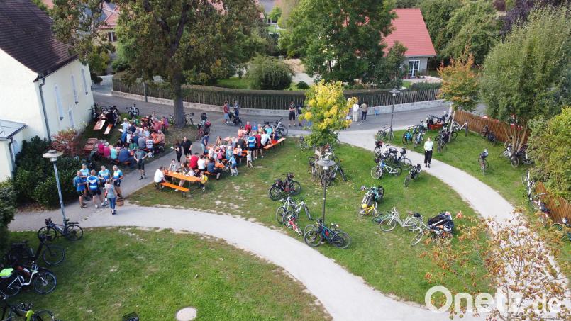 Nach den Radltouren trafen sich die Teilnehmer des Radlsonntags vergangenes Jahr zu einem gemütlichen Beisammensein beim Gesellenhaus. Archivbild: kaz