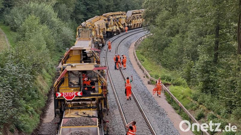 Auf der Strecke zwischen Neustadt/WN, Windischeschenbach, Reuth und Wiesau war in den vergangenen Wochen immer wieder ein Gleisumzug der Deutschen Bahn unterwegs. Bild: Gabi Schönberger